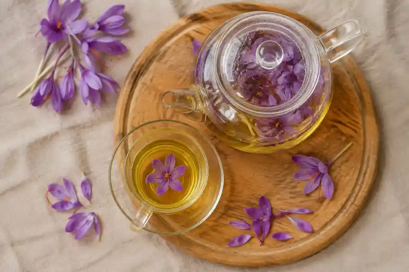دمنوش گل زعفران برای چی خوبه